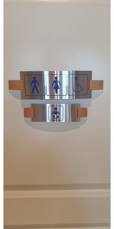 2 toalett hvorav ett er handikaptoalett og med vegghengt stellebord