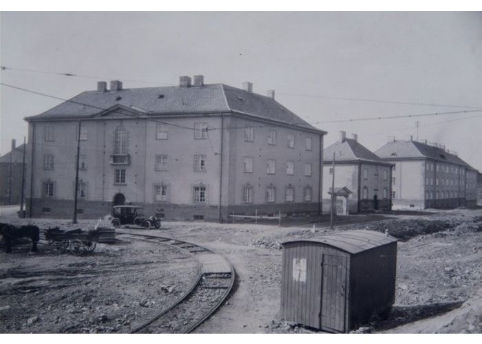 Lisa Kristoffersens plass med den gamle trikkesløyfen og Bergensgata 24. Stavangergata går ned til høyre. - Foto: Oslo byarkiv