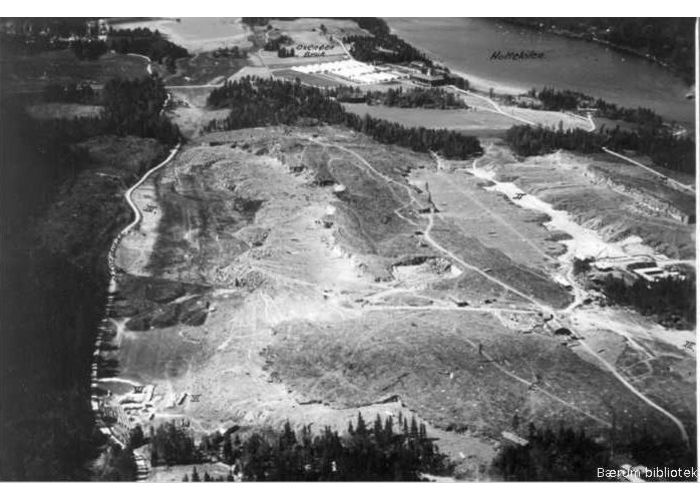 Flyplassen på Fornebu under bygging 1935, Oksenøen oppe og til høyre (bilde: Bærum kommune)