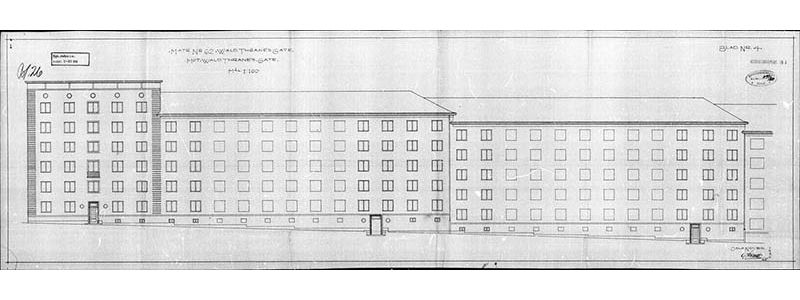 Gården har to av Oslo Byes Vels blå plaketter. Den ene gjelder at Martin Tranmæl, en av norsk arbeiderbevegelses store lederskikkelser, blant annet redaktør i Arbeiderbladet 1923 til 1949, bodde i gården fra 1932 til 1962. Den andre for at familien Bergersens leilighet i oppgang F ble brukt som dekningssted under krigen.