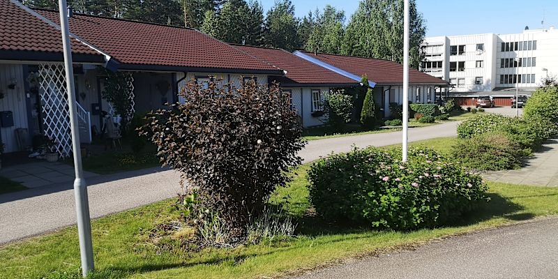 Borettslaget består av 20 leiligheter bygget i 3 rekker rundt et koselig fellesareal.