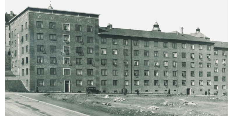 Gården er bygget fra 1930 til 1932. Den er tegnet av arkitekt Gunnar Schultz. Gården er typisk for perioden den er oppført, med trekk både av nyklassisme og funkis. Den er kjent for sin fasede dekket med villvin om sommeren.