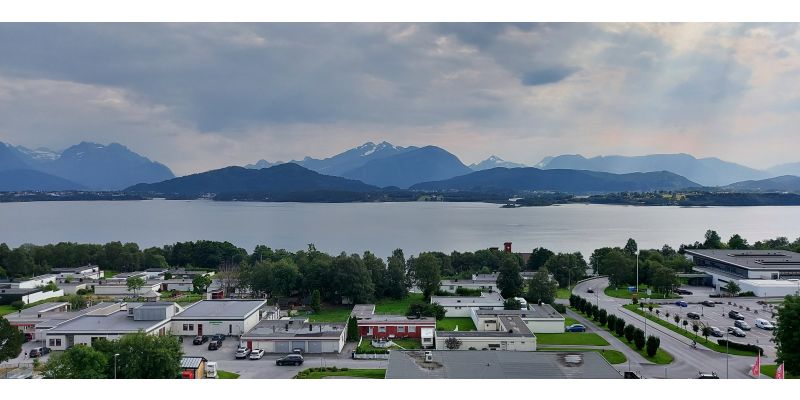 Utsikt fra Åsebøen 9 mot Sunnmørsalpene