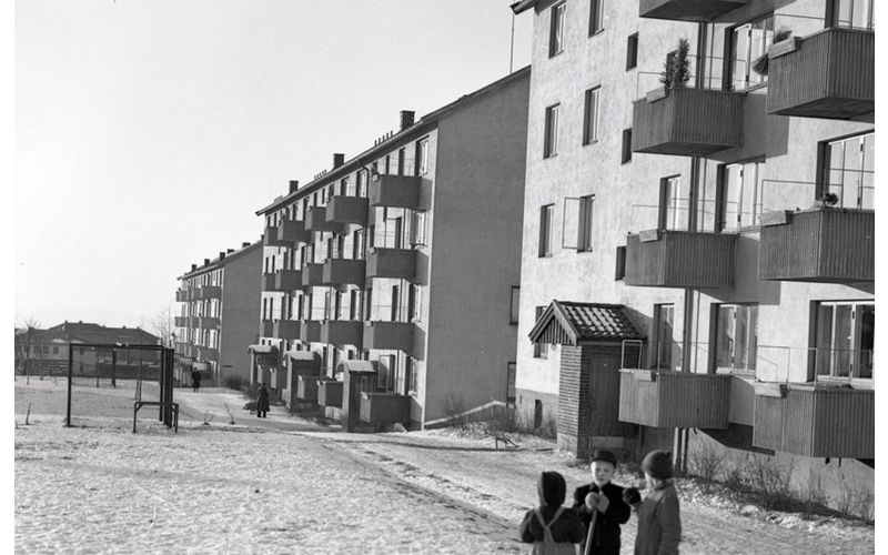 Fordi mange av leilighetene er på både 3- og 4-roms og var reservert småbarnsfamilier ble det raskt et yrende barneliv i borettslaget etter byggingen