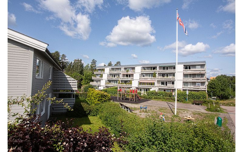 En rekke lekeplasser og sandkasser for de minste i borettslaget