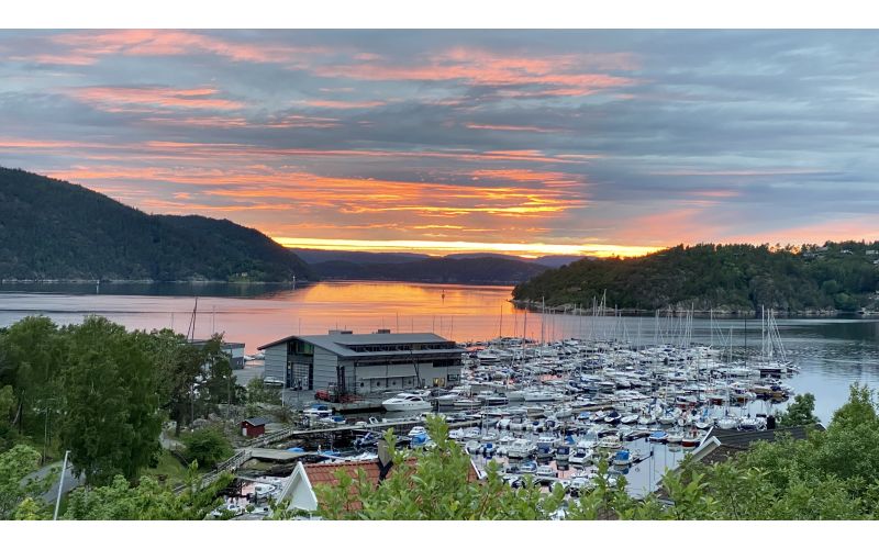 Utsikt og solnedgang mot småbåthavna Vindfangeren. 