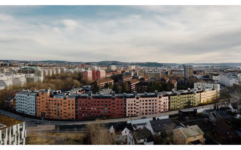 Bildet viser nymalt fasade med utsikt ned mot Bjørvika. Fotograf Einar Aslaksen.