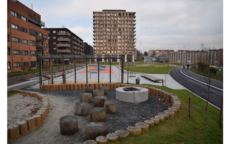 Marienfryd Høyhus med Tidemannsparken og Hovinbekken i bakgrunn. 