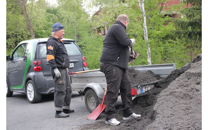 Dugnad i 2019; etterfylling av jord og såing av plen langs gangveiene krevde litt ekstra krefter dette året.