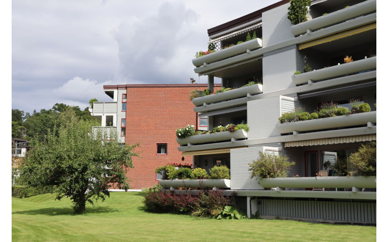 Deilige og store terasser med store blomster trau.