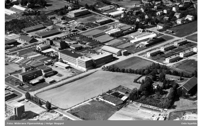 Telegrafverket, Lørenvangen 22, 1950. Kjenner du igjen de 6 rekkehusene til høyre? De står der fortsatt...