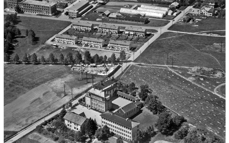 Løren skole, Ulvenveien, Spireaveien. Foto: 1952 Widerøes Flyveselskap/ Oslo byarkiv. I 1937 var det mer enn 1400 barn på skolen. Løren var dermed en av landets største skoler. Plassmangelen ble løst ved at det var både formiddags- og ettermiddagsskole og at alle krypinn – også tannlegekontoret - var tatt i bruk til undervisning. Løsningen denne gang ble å bygge Sinsen skole. Da den sto ferdig, flyttet om lag halvparten av barna over. Siden er mange skoler kommet til; Årvoll, Tonsenhagen, Hasle, Linderud.