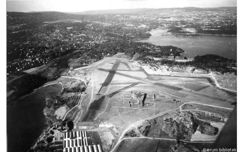 Flyplassen på Fornebu 1947, Oksenøen nede og til venstre (bilde: Bærum kommune)