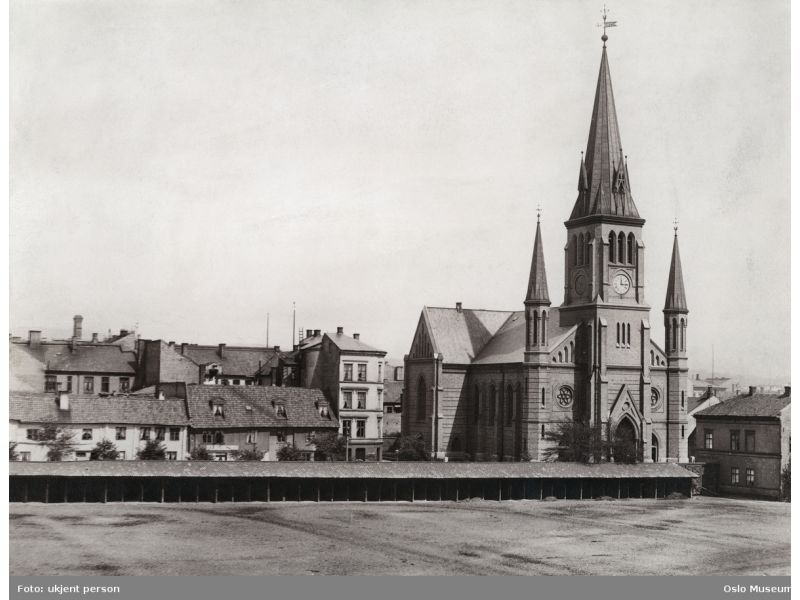 Bygården tidlig på 1900-tallet med datidens nabo Johannes kirke