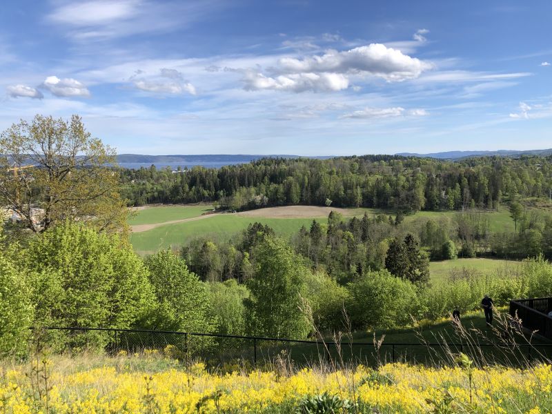 Fabelaktig utsikt fra Åstadtunet over Oslofjorden og Askerlandet