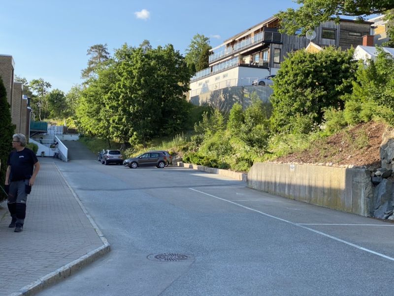 Gårdsplassen med oppmerkede parkeringsplasser