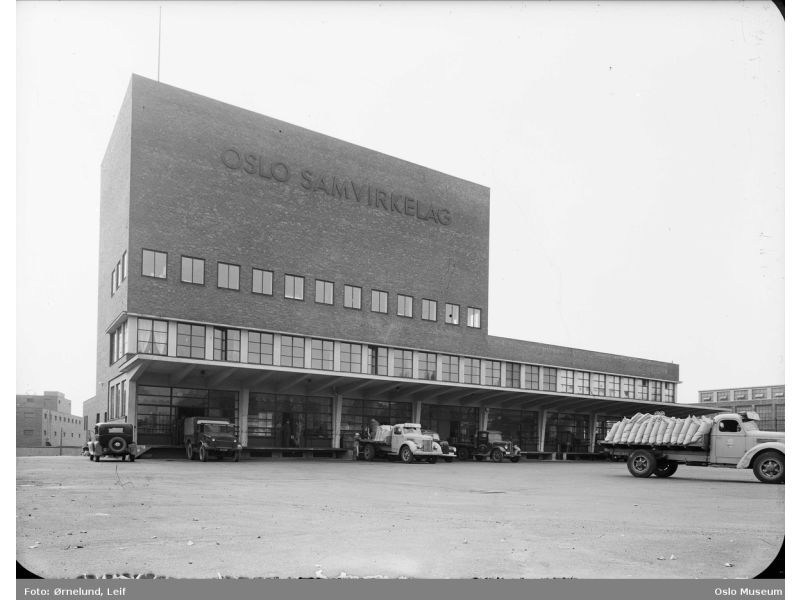 Oslo samvirkelag 1949, Lørenveien 55. Oslo Samvirkelag drev kolonial, kjøtt, fisk, skotøy og manufaktur, elektriske artiker og møbler, baker, iskremfabrikk, pølsemakeri og delikatessekjøkken og hadde tilsammen 100 utsalgssteder i 1956. Selskapet hadde bakeri på Løren. - Brødfabrikken/Lørenporten 1
