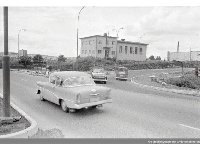 Krysset Ringveien/Lørenveien 1965. Lørenhallen, “Lauern” i midten