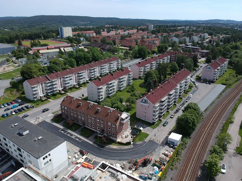 Østsiden av t-banen: Hellinga 16-20, Langbølgen 4-16 og 17-31 samt Skiferveien 2-18 og 21-27
