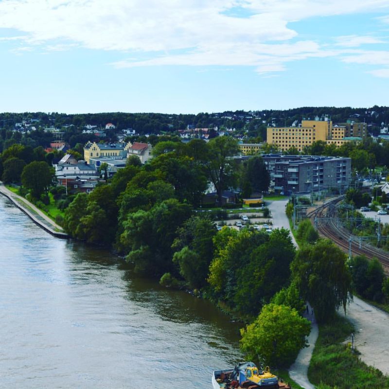 Bildet er tatt fra Fredrikstadbrua. Bellevuehagen brl. ses rett under det gamle (gule) sykehuset, (som nå blir Cicignon Park). Vi ligger perfekt til mellom sentrum, ca 8 minutters gange, og elva to minutters gange. Her er det fergeforbindelse til Gamlebyen hele døgnet. Jernbanestasjonen er vår nabo, med en time og åtte minutters kjøretid til Oslo, togavgang en gang i timen og oftere i rushtiden. 